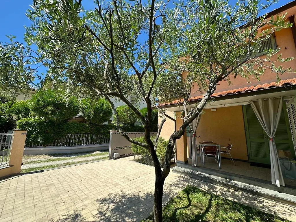 La Casa Di Elena Versilia - Two Apartments Marina di Pietrasanta Italy