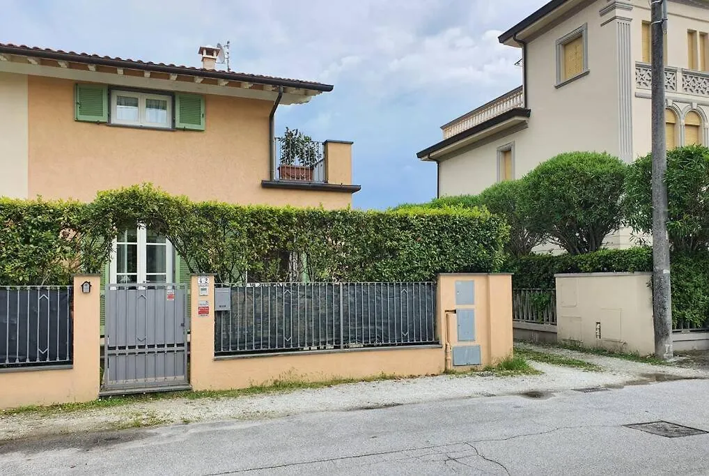 La Casa Di Elena Versilia - Two Apartments Marina di Pietrasanta Italy
